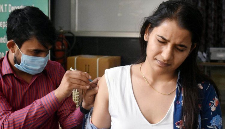 स्वदेशी वैक्सीन कॉर्बेवैक्स को केंद्र सरकार ने दी मंजूरी, आज से टीकाकरण केंद्रों पर रहेगी उपलब्ध