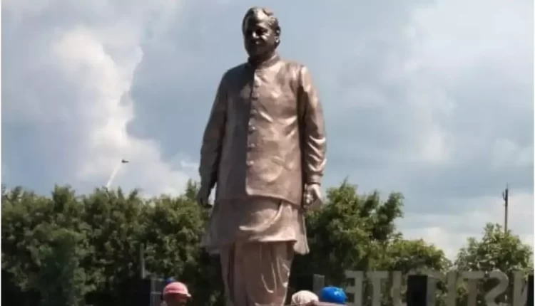 योगी आदित्यनाथ ने किया स्व कल्याण सिंह की प्रतिमा का अनावरण