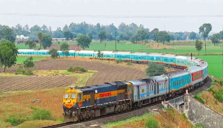 उत्तर प्रदेश, लखनऊ, मानक नगर स्टेशन, छपरा-मथुरा एक्सप्रेस, हमसफ़र एक्सप्रेस, Uttar Pradesh, Lucknow, Manak Nagar Station, Chhapra-Mathura Express, Humsafar Express