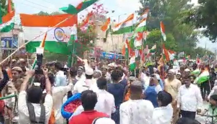 उत्तर प्रदेश, फिरोजाबाद, पुष्प वर्षा