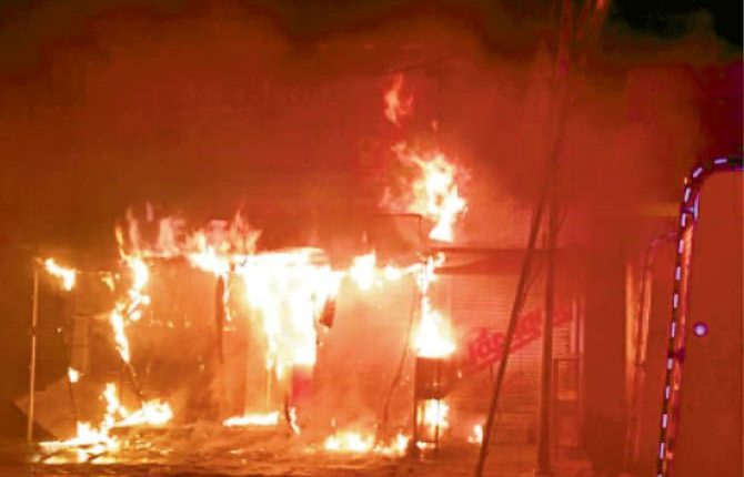 उत्तर प्रदेश, फर्रुखाबाद, आग, गारमेंट्स की दुकान में लगी आग, Uttar Pradesh, Farrukhabad, fire, fire broke out in garments shop