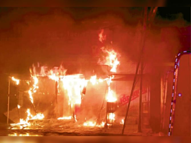 उत्तर प्रदेश, फर्रुखाबाद, आग, गारमेंट्स की दुकान में लगी आग, Uttar Pradesh, Farrukhabad, fire, fire broke out in garments shop