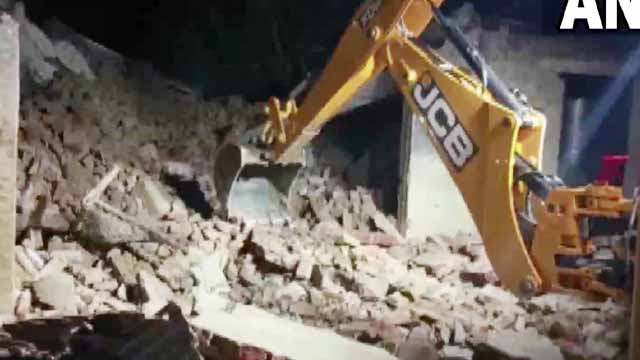 मैनपुरी में बेकाबू ट्रक घर में घुसा