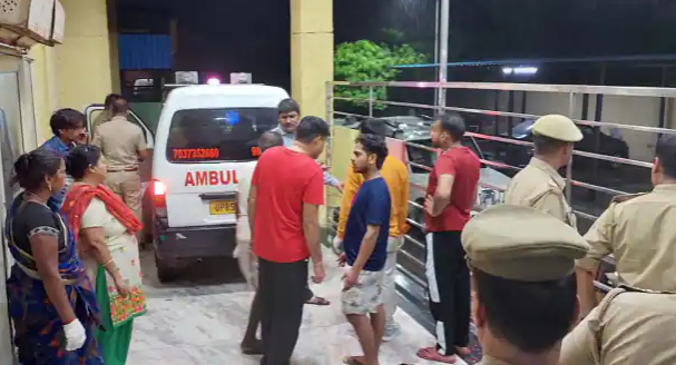 उत्तर प्रदेश, जन्माष्टमी, जन्‍माष्‍टमी पर बांके बिहारी मंदिर में हादसा, दम घुटने से 2 की मौत, कई की हालत बिगड़ी