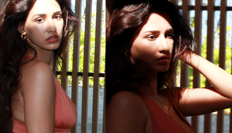 दिशा पाटनी ने शेयर कीं आरेंज मोनोकिनी में तस्वीरें