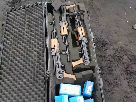 महाराष्ट्र: रायगढ़ जिले में समुद्र में नाव से मिला हथियारों का जखीरा, तीन AK-47 राइफल बरामद