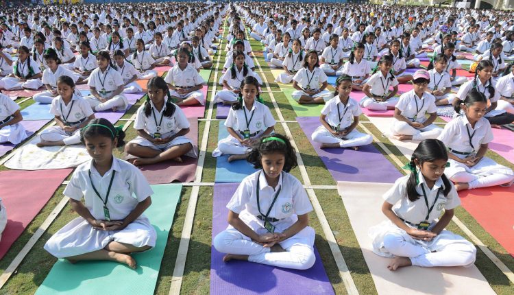 यूपी में स्कूल छात्रों के लिए अब योग अनिवार्य, छात्रों को दी जाएगी ट्रेनिंग