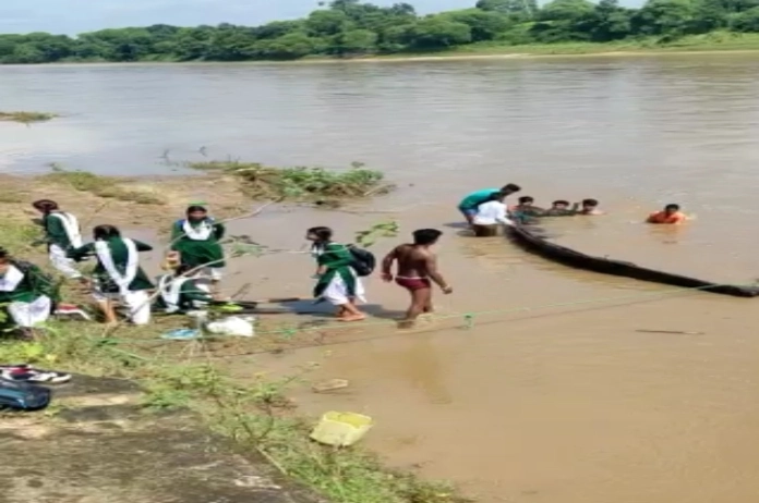 MP में टला बड़ा हादसा, नदी में पलटी स्कूली बच्चों से भरी नाव
