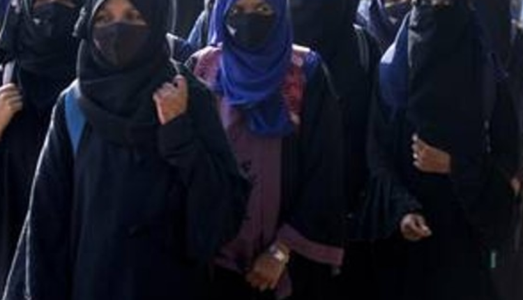 'क्या स्कूल में कुछ भी पहनकर जा सकते हैं'