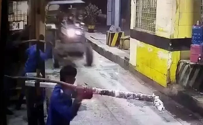 उत्तर प्रदेश, आगरा, खनन माफिया, ट्रैक्टर, टोल प्लाजा, Uttar Pradesh, Agra, Mining Mafia, Tractor, Toll Plaza