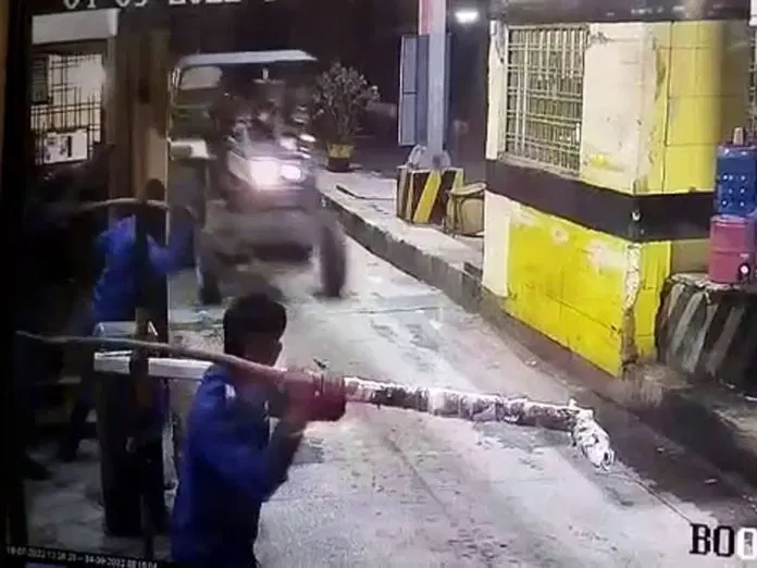 उत्तर प्रदेश, आगरा, खनन माफिया, ट्रैक्टर, टोल प्लाजा, Uttar Pradesh, Agra, Mining Mafia, Tractor, Toll Plaza