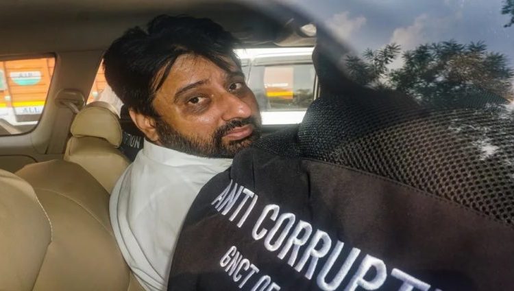 आम आदमी पार्टी, पुलिस रिमांड, आम आदमी पार्टी के विधायक अमानतुल्लाह खान