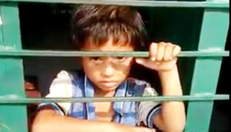 स्कूल के गेट में ताला लगाकर चले गए टीचर, क्लासरूम में थी मासूम , 7 शिक्षक सस्पेंड