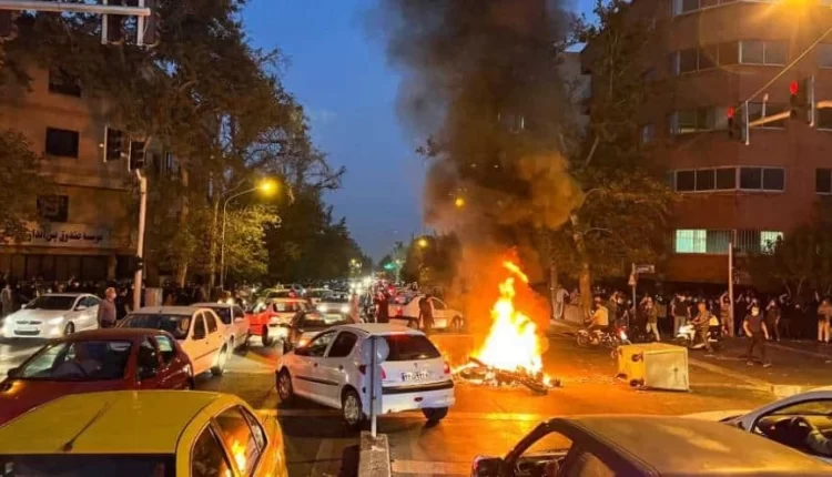ईरान में हिजाब के खिलाफ और हिंसक हुआ प्रदर्शन, सड़कों पर फूंकी जा रही गाड़ियां