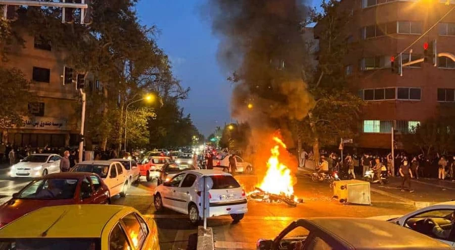 ईरान में हिजाब के खिलाफ और हिंसक हुआ प्रदर्शन, सड़कों पर फूंकी जा रही गाड़ियां