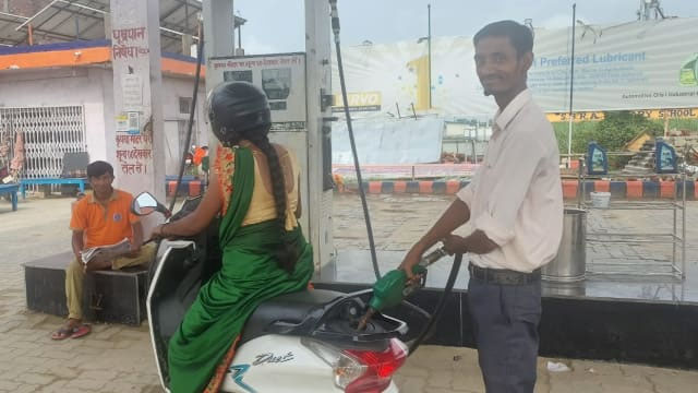 नवरात्र के बीच पेट्रोल-डीजल के दाम स्थिर, सबसे सस्ता ईंधन ₹79.74 लीटर