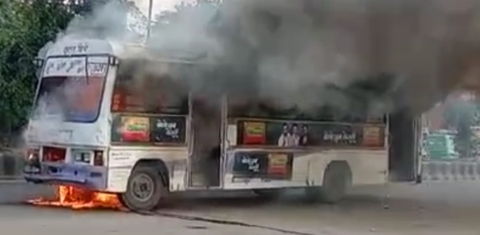 लखनऊ में सिटी बस में लगी आग, यात्रियों ने कूदकर बचाई जान
