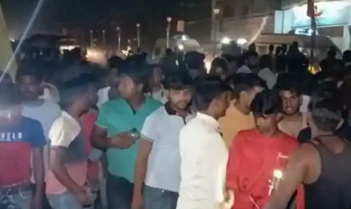 भदोही में दुर्गा पूजा पंडाल में आग से 64 लोग झुलसे, पांच की मौत, घायलों को वाराणसी किया गया शिफ्ट