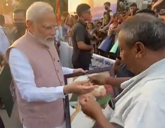 सुरक्षा घेरा तोड़कर इस शख्स से मिले PM मोदी, मिला ये खास गिफ्ट