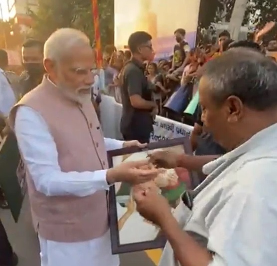सुरक्षा घेरा तोड़कर इस शख्स से मिले PM मोदी, मिला ये खास गिफ्ट