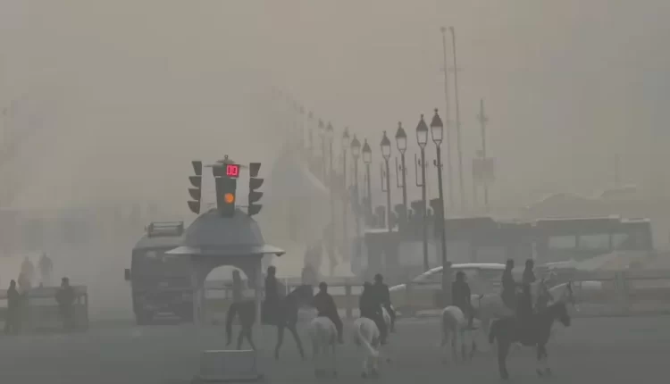 डेंजर जोन में राजधानी! दिल्ली में सांस लेना हुआ मुश्किल, विजिबिलिटी गायब, तीन दिनों का अलर्ट जारी
