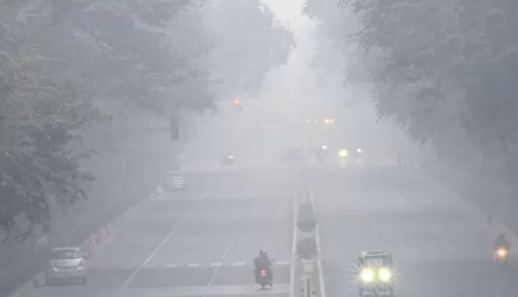 दिल्ली में कोहरे और प्रदूषण की दोहरी मार…विजिबिलिटी 3 मीटर से भी कम, AQI पहुंचा 500 पार