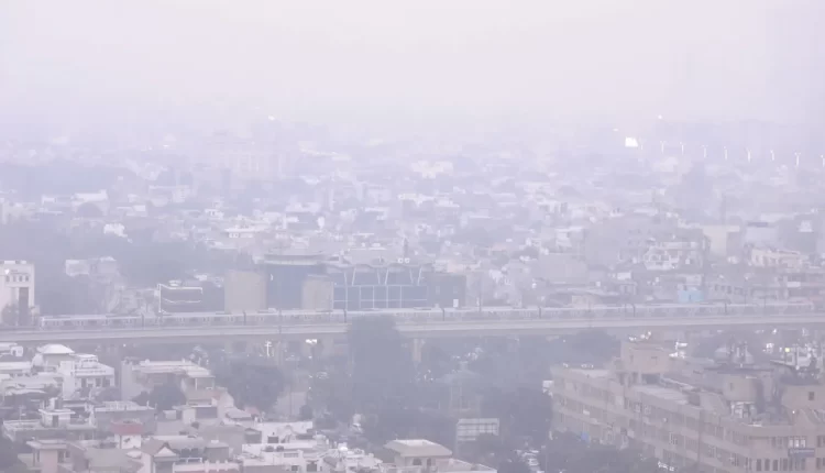 दिल्ली में ग्रैप-III के उपाय लागू, AQI 400 पार पहुंचा, इन कामों पर लगा बैन