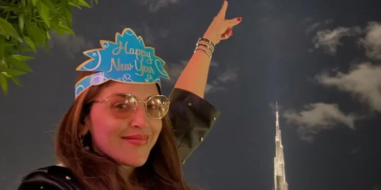 ईशा देओल को नए साल 2026 पर पिता धर्मेंद्र की आई याद, आसमान दिखाते हुए कही दिल की बात