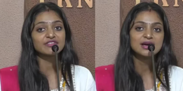 ‘वो मुझे गलत तरीके से छूता था’—वायरल गर्ल मोनालिसा का बड़ा आरोप, डायरेक्टर सनोज मिश्रा पर लगाए गंभीर इल्जाम