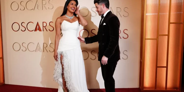 Oscars 2026: रेड कार्पेट पर प्रियंका चोपड़ा के लुक पर बंटे फैंस के रिएक्शन, हाई स्लिट फेदर गाउन को लेकर सोशल मीडिया पर चर्चा