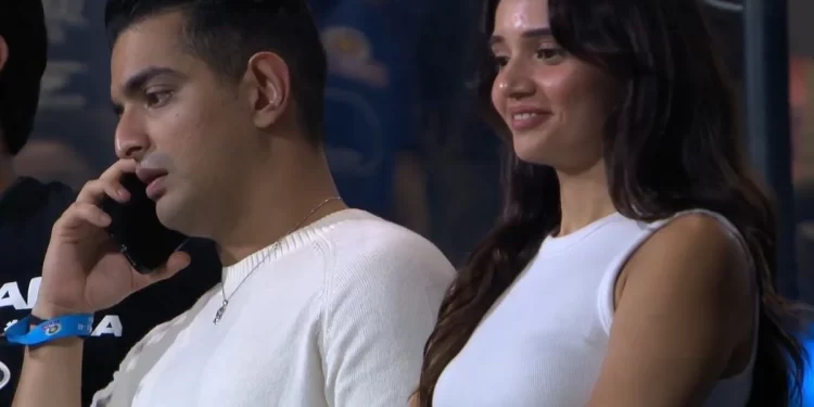 RCB vs MI मैच में साथ दिखीं रणवीर इलाहाबादिया और जूही भट्ट, रिलेशनशिप को लेकर चर्चा तेज