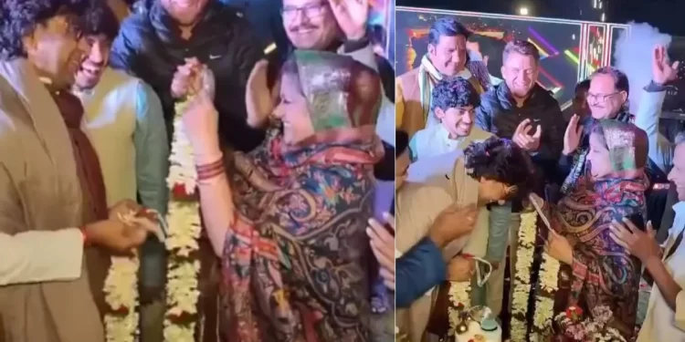 शादी के 25 साल पूरे होने पर फिर दूल्हा-दुल्हन बने रेणुका शहाणे और आशुतोष राणा, परिवार संग मनाया खास जश्न